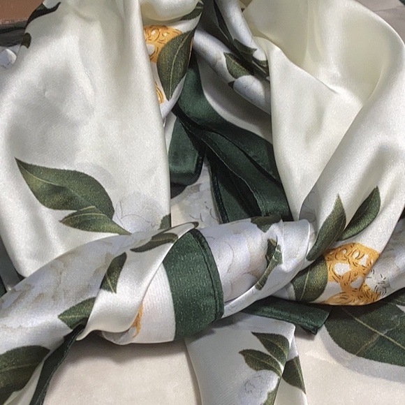 NEWT FLORAL SCARVE SATIN NECK. - Picture 5 of 9